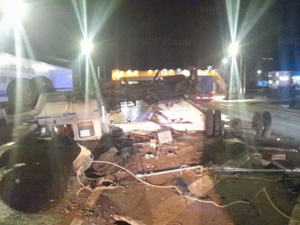 В Вязьме Geely врезался в авто дорожной службы – грузовик с людьми перевернулся