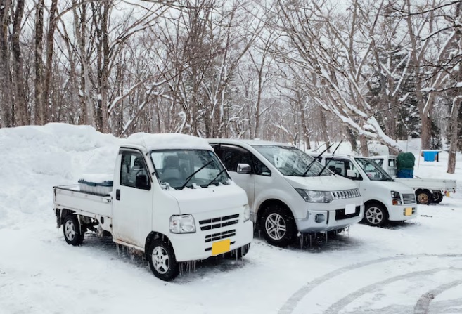 машины в снегу