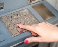 берет деньги