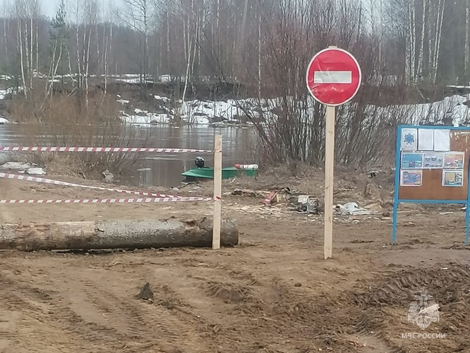 знаки и река