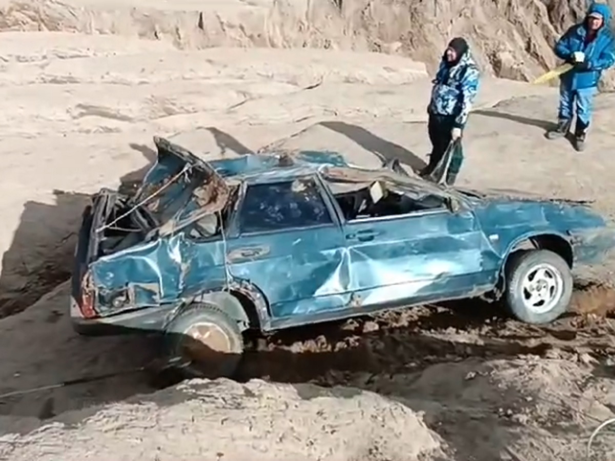 В тульских Кондуках достали легковушки, рухнувшую в расщелину горы