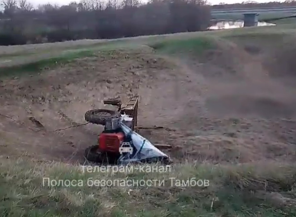 В Тамбовской области тракторист без прав опрокинулся в кювет и погиб