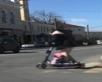 В Рязани женщина прокатилась на электросамокате с маленьким ребенком в ногах