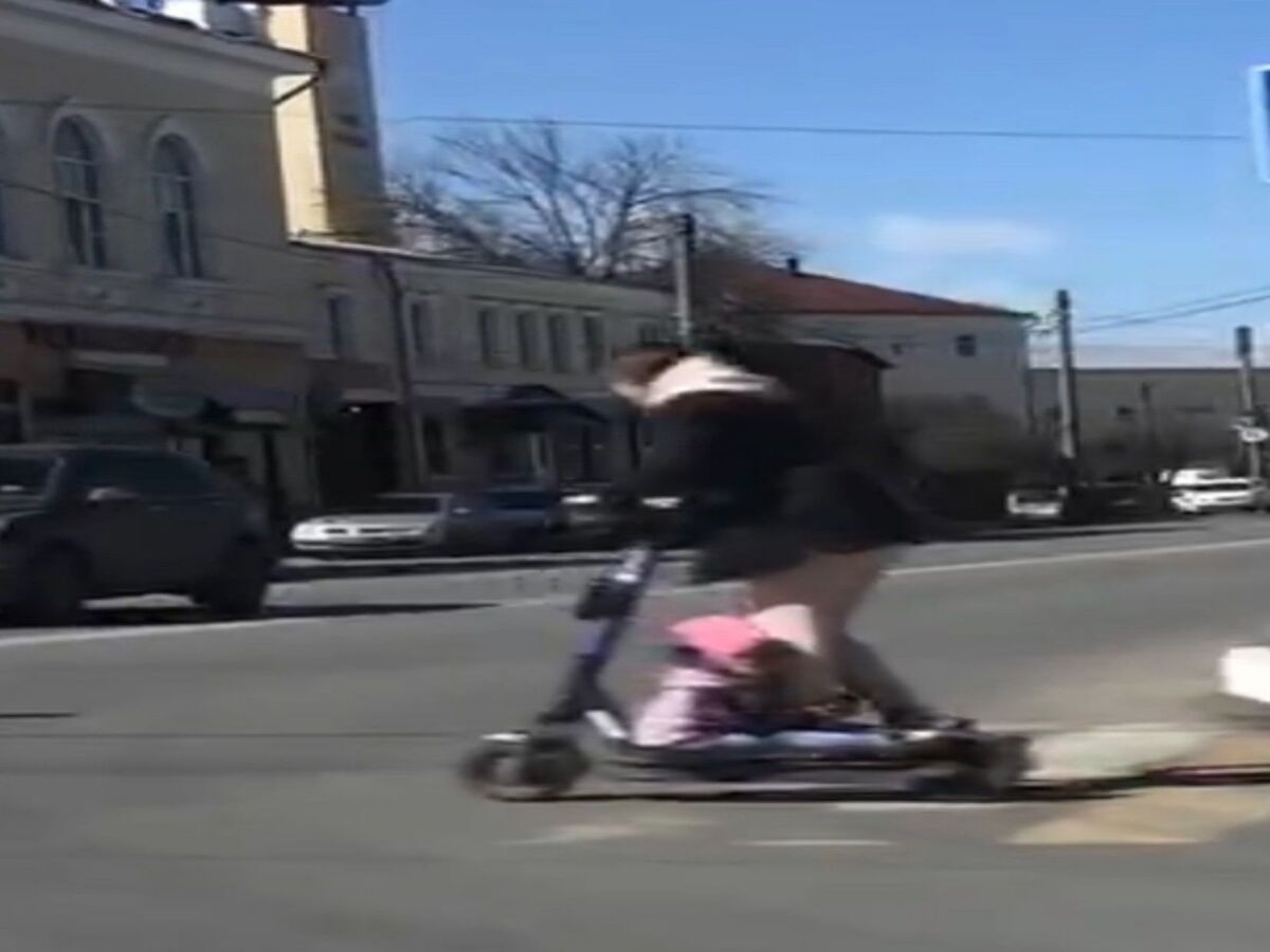 В Рязани женщина прокатилась на электросамокате с маленьким ребенком в ногах