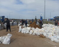 Люди делают насыпь