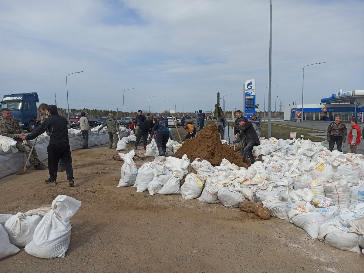 Люди делают насыпь