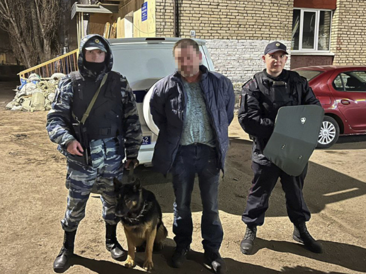 Житель города Рязани приревновал соседа к жене и угрожал его зарезать