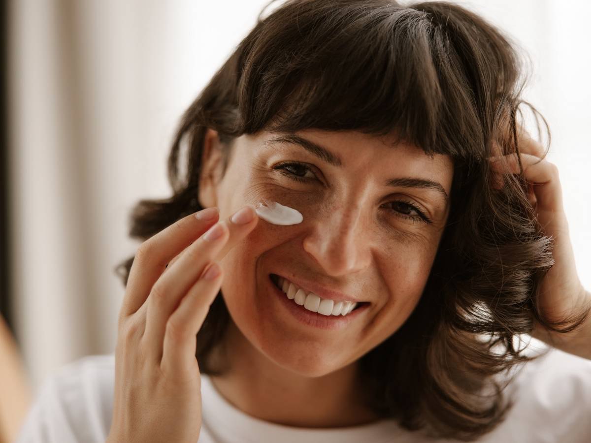 «Облезает» лицо – это не смертельно: простые способы защиты кожи