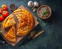 Потрясающе вкусно и просто: этот деревенский пирог сведет с ума всех ваших близких