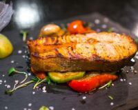 Божественно вкусно и полезно: гости будут в восторге от это запеченной скумбрии