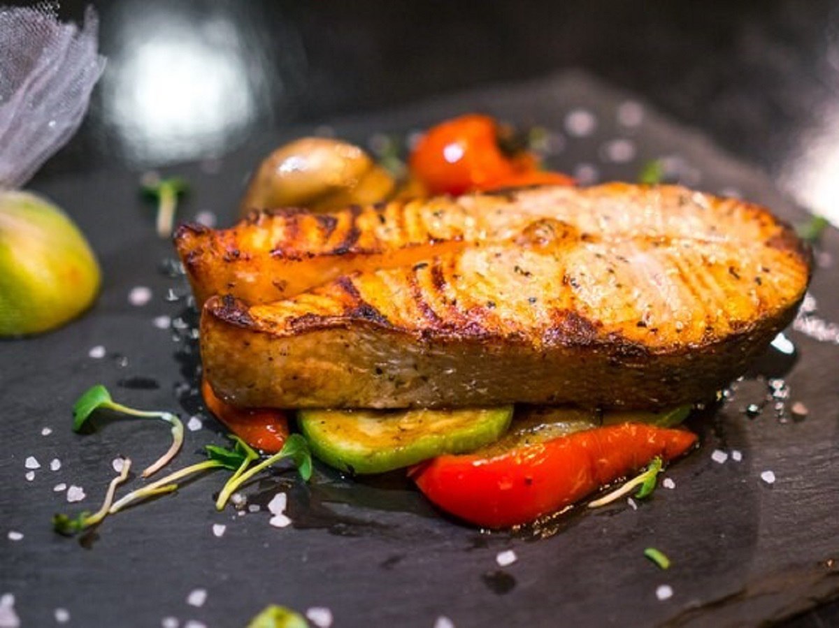 Божественно вкусно и полезно: гости будут в восторге от это запеченной скумбрии