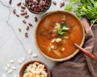 Простейший рецепт с налетом волшебства: этот фасолевый суп сведет с ума любого гурмана