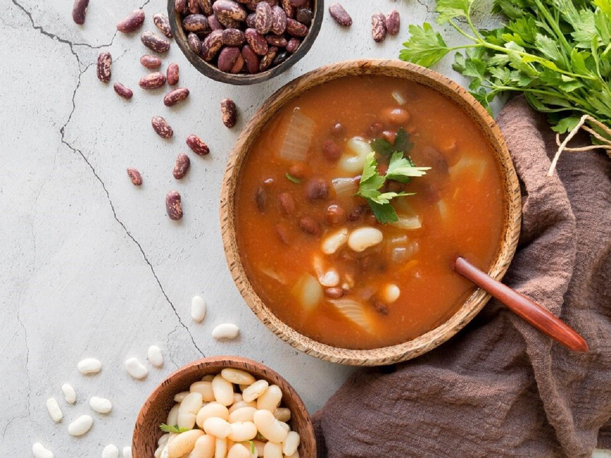 Простейший рецепт с налетом волшебства: этот фасолевый суп сведет с ума любого гурмана