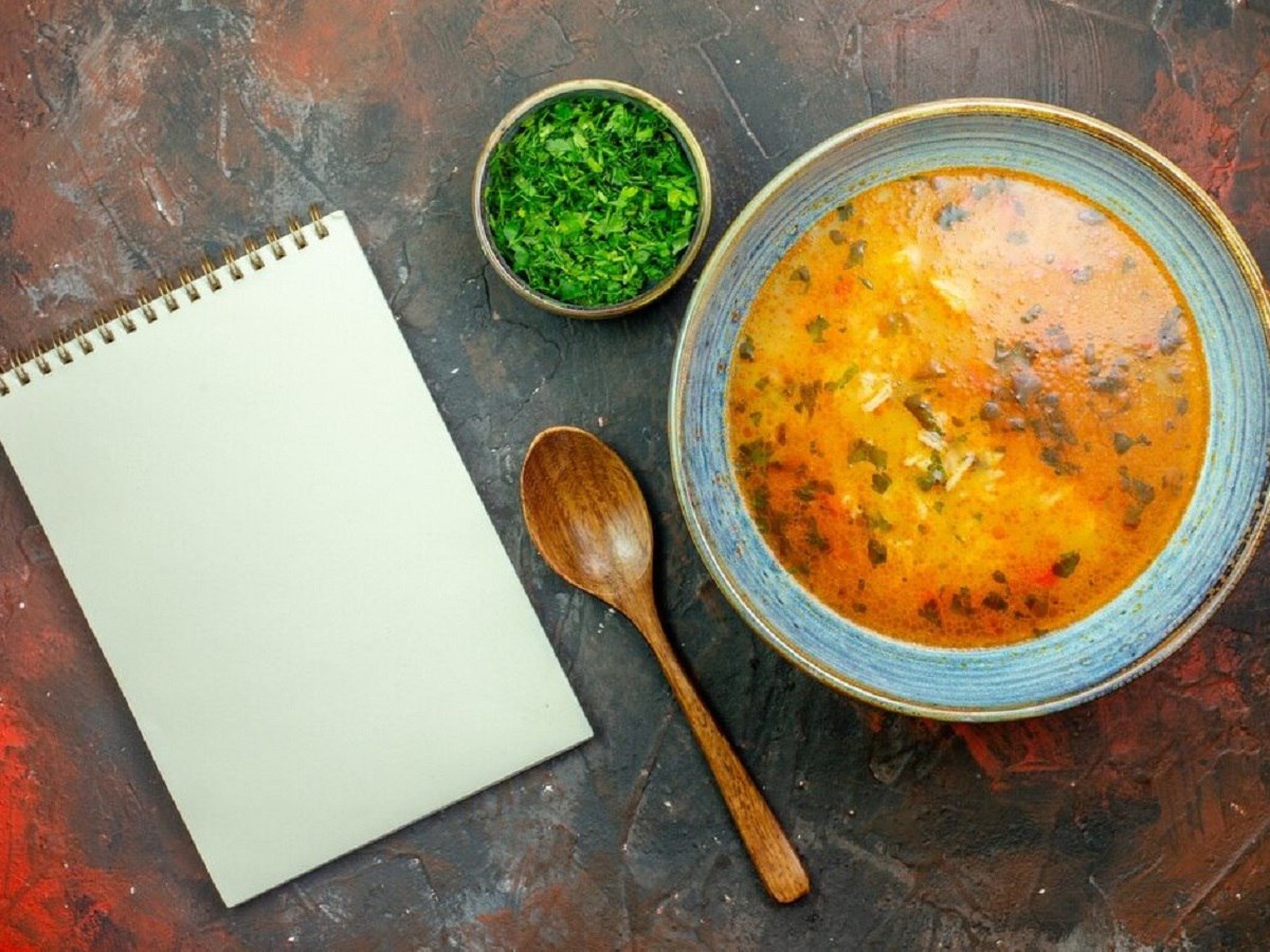 Белковая бомба, но легкая как перышко: этот куриный суп заставит любого полюбить обеды