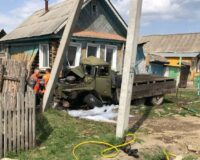 грузовик с газовыми баллонами врезался в дом