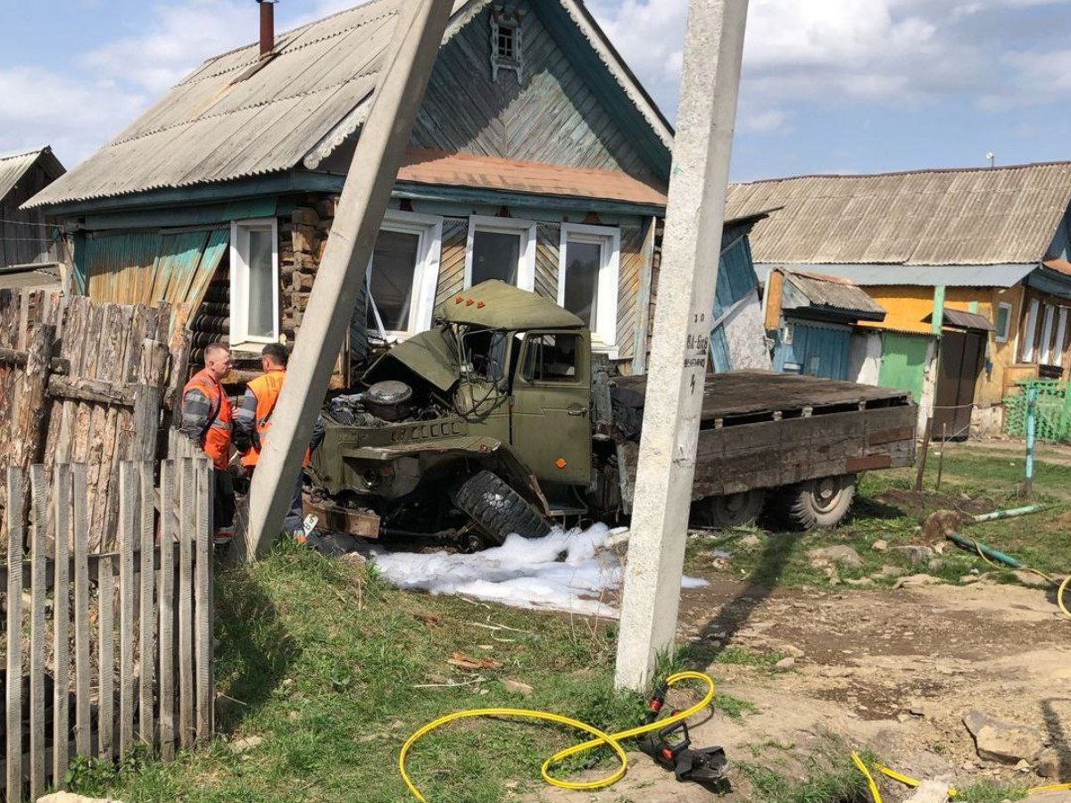 грузовик с газовыми баллонами врезался в дом