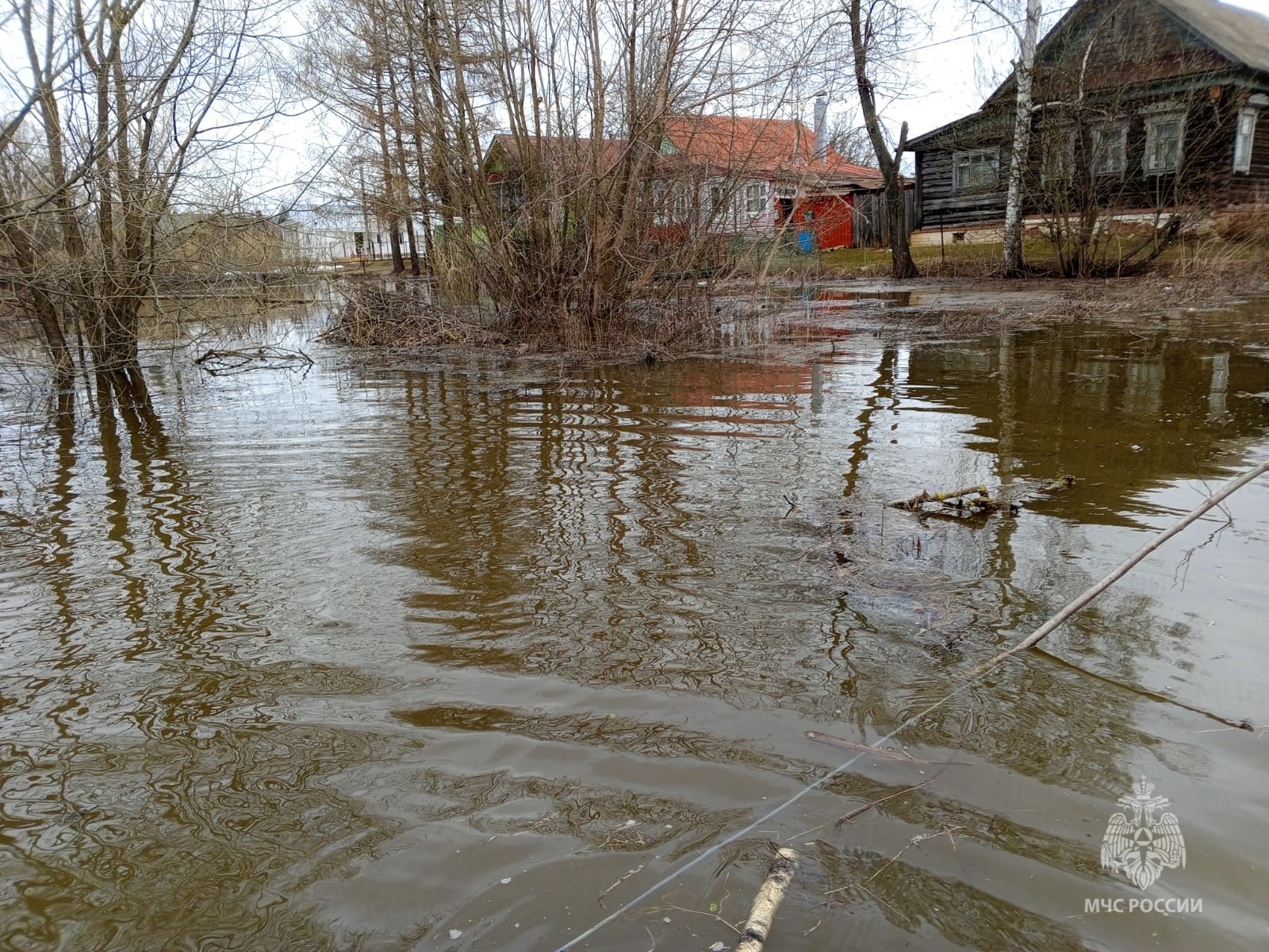 В Холуе вода затопила приусадебные участки и мост