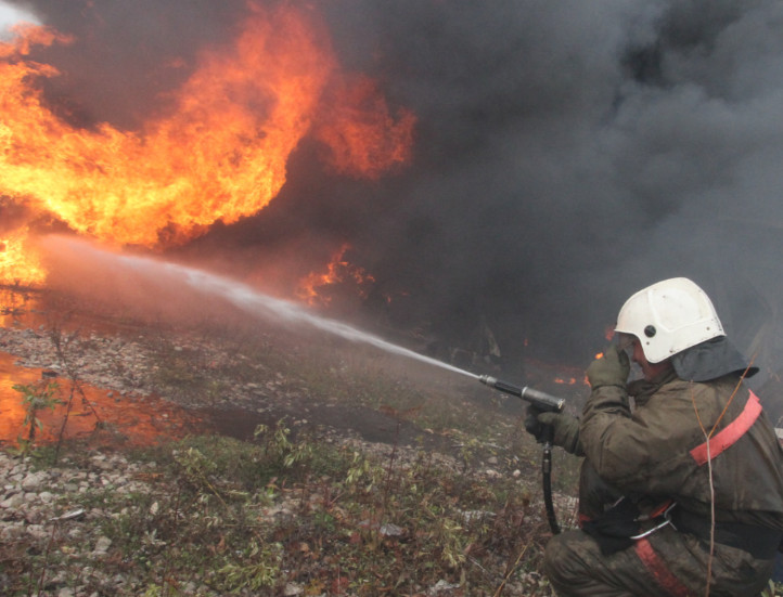 Тамбовские спасатели при тушении пожара в поле нашли труп мужчины