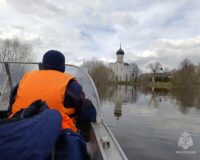 Половодье у храма Покрова на Нерли