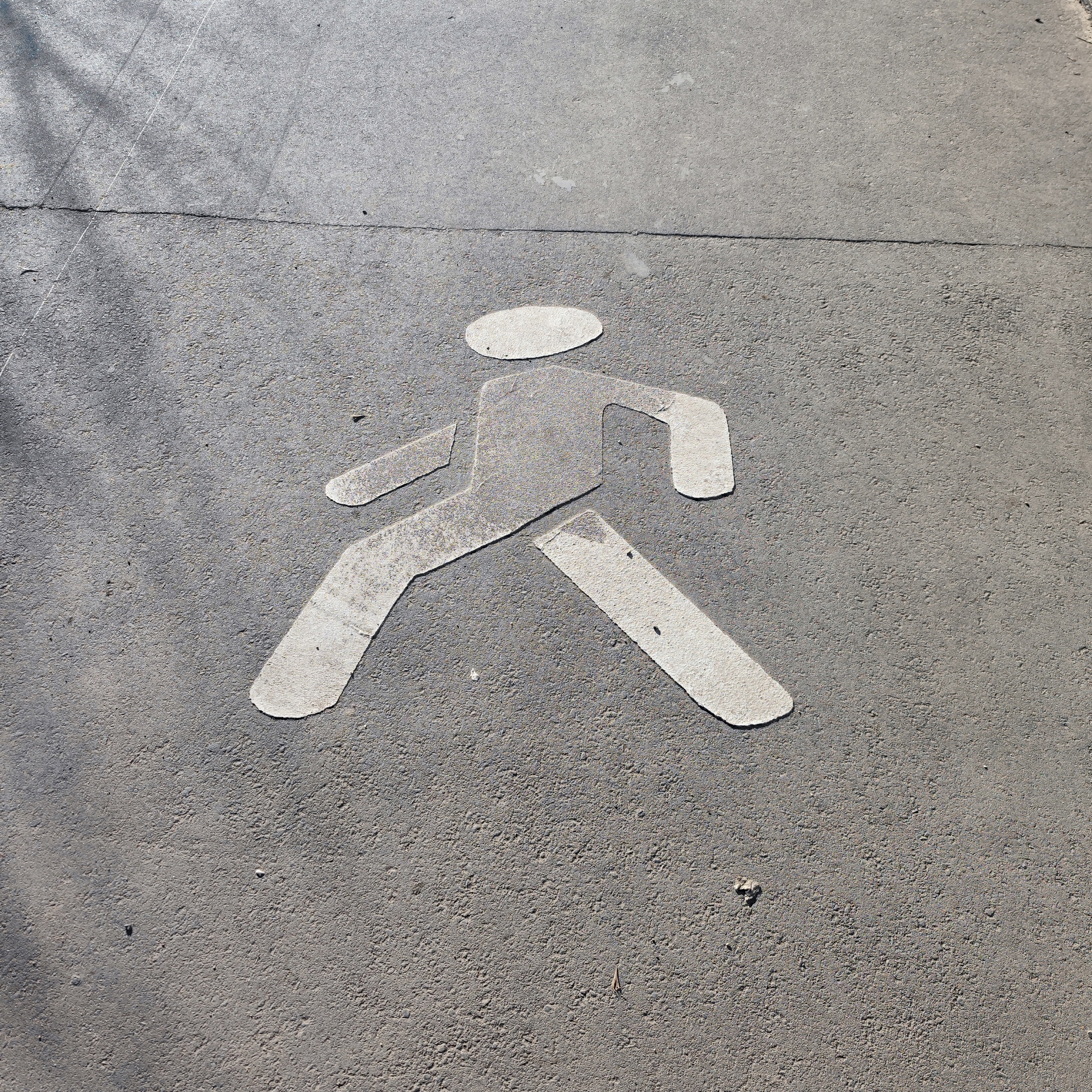 В Иванове водитель легковушки сдавал назад и наехал на маму с двумя детьми