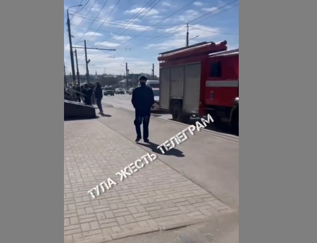 В Туле к эвакуированному ТЦ «РИО» приехали кинологи с собаками