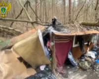 Опубликовано видео жизни из шалаша найденной семьи в тульском лесу