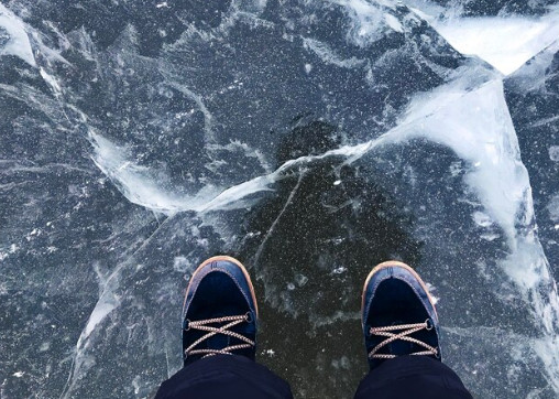 Смолянин спас из-подо льда мужчину и попал в больницу с переохлаждением