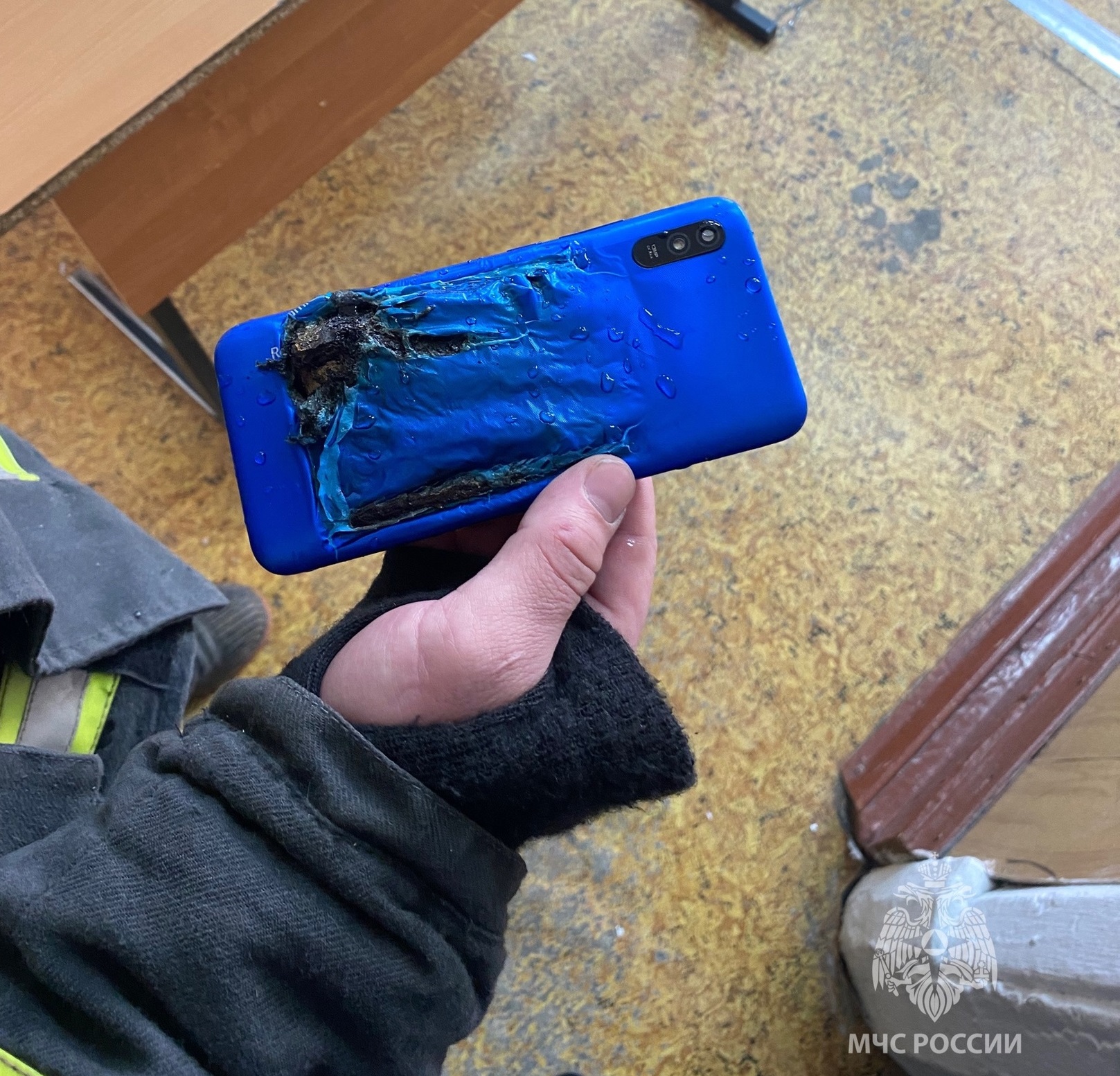 В Тейкове у школьницы в кармане начал плавиться телефон