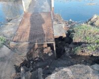 В Вязьме размыло дорогу к мосту через реку после прорыва трубы