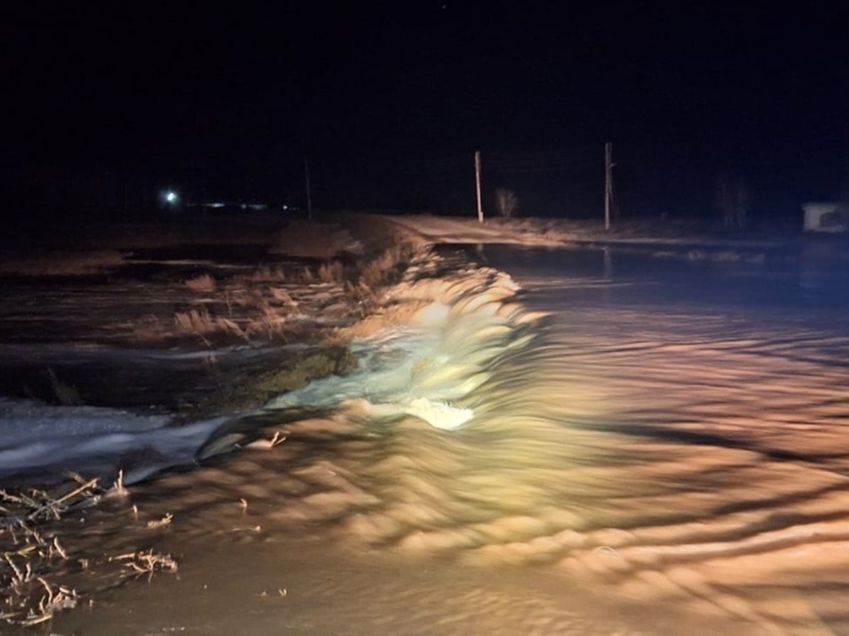 дорогу затопило во время половодья