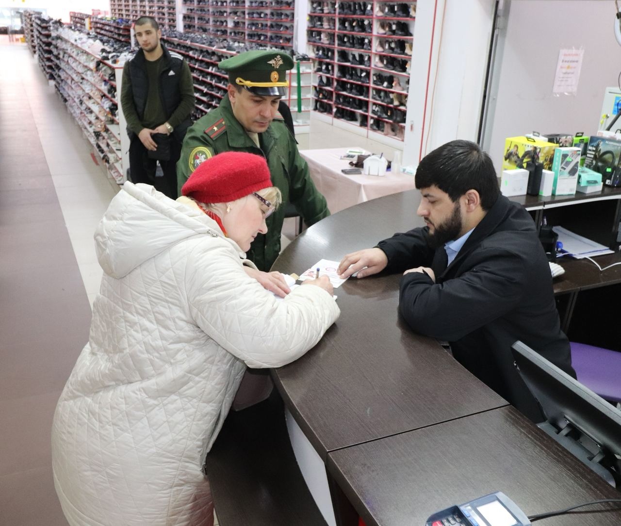В Иванове выписали повестки в военкомат 12 мигрантам
