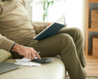 Деду пришли лишние деньги с пенсией. Куда их возвращать?