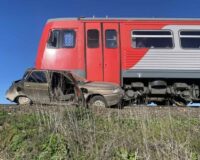 электричка сбила машину