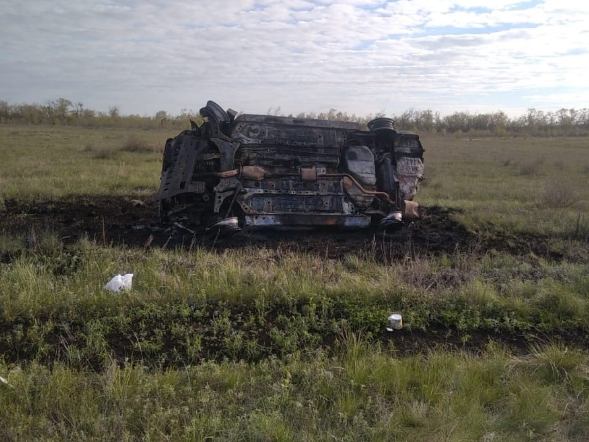 машина перевернулась и вспыхнула