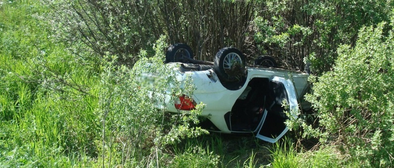 В Приволжском районе иномарка врезалась в КамАЗ и перевернулась