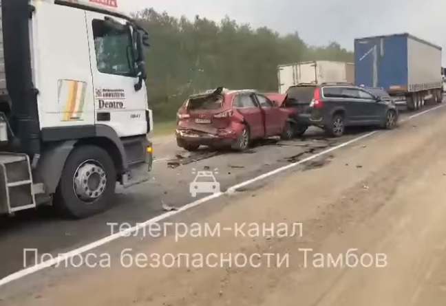 В Тамбовской области фура собрала врезалась в паровозик из пяти машин