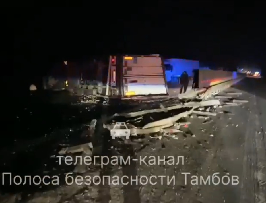 Под Тамбовом фура протаранила буксируемый «Дастер» и легла на дорогу