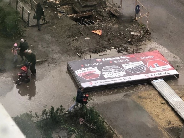 В Тамбове налетевший ураган повалил деревья и рекламные конструкции