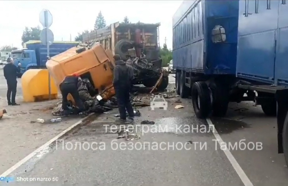 После столкновения двух фур под Тамбовом у одной оторвало кабину