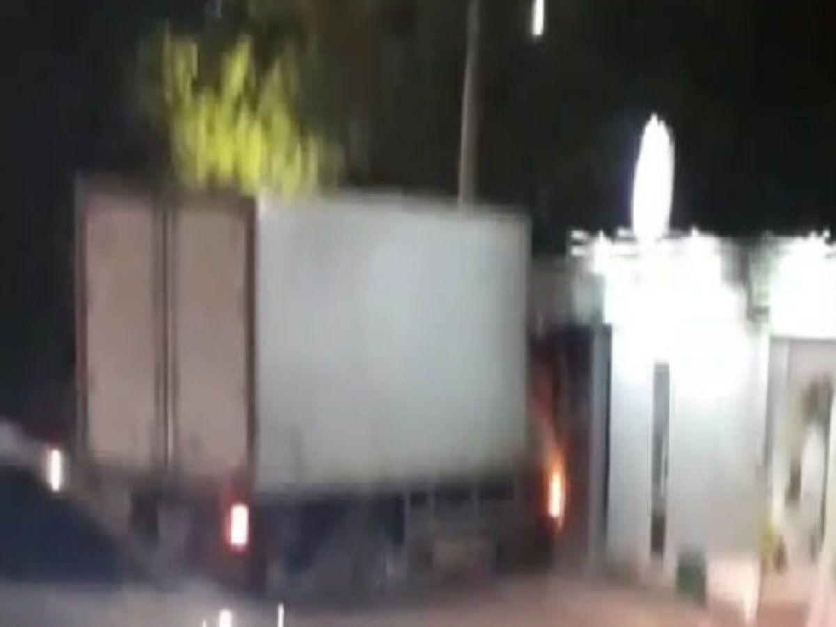 В городе Рязани на улице Чкалова «Газель» врезалась в торговую палатку