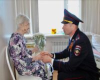 в Хабаровске полицейские поздравили ветеранов