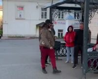 тетка ругается