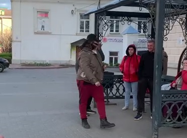 тетка ругается