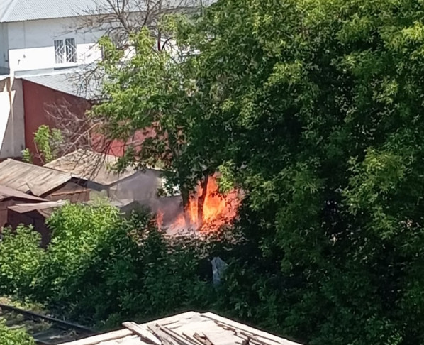В Тамбове на Рязанской в гаражном массиве у общежития горит гараж