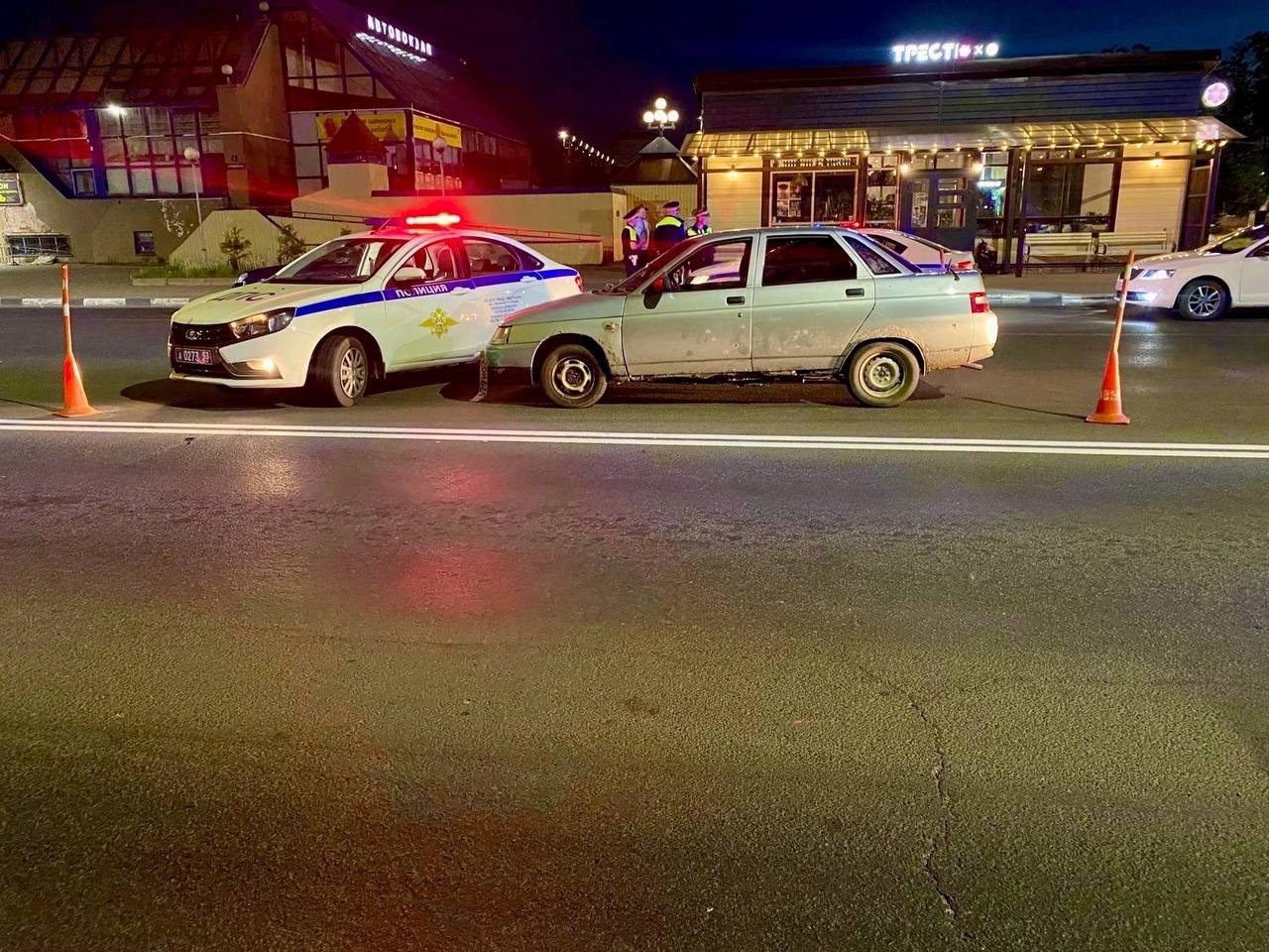 В Великом Новгороде ребёнок за рулём автомобиля совершил ДТП