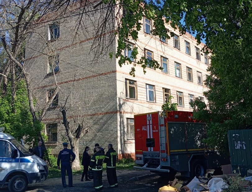 На западе Тамбова загорелось бывшее четырехэтажное общежитие