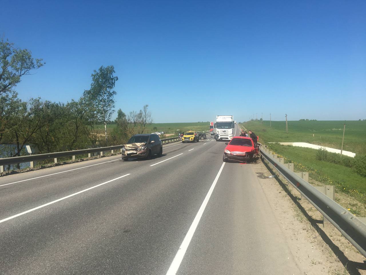 В Туле фура догнала и ударила иномарку, а та врезалась еще в одну