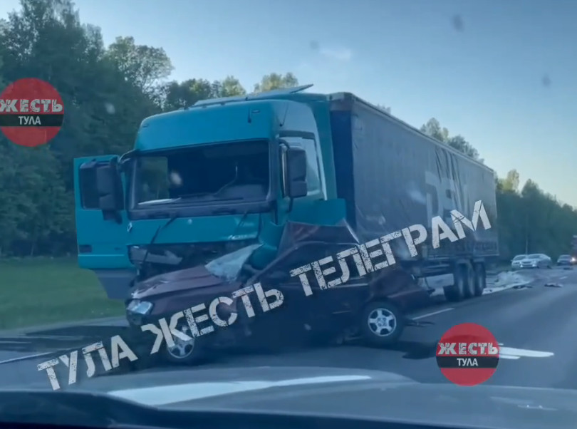 В Тульской области в аварии с фурой и легковушкой погибли трое