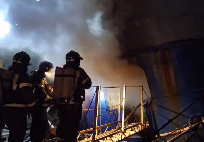 горит судно