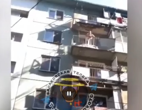 упал с балконом